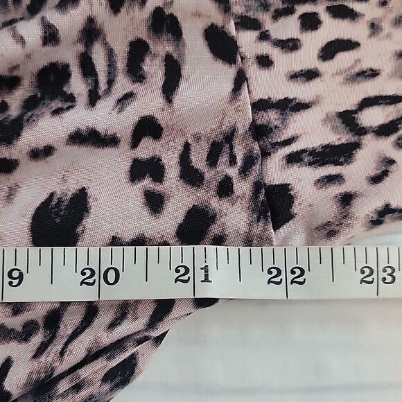 Secret Treasures robe lightweight pink leopard print Women's Size L - Picture 10 of 11